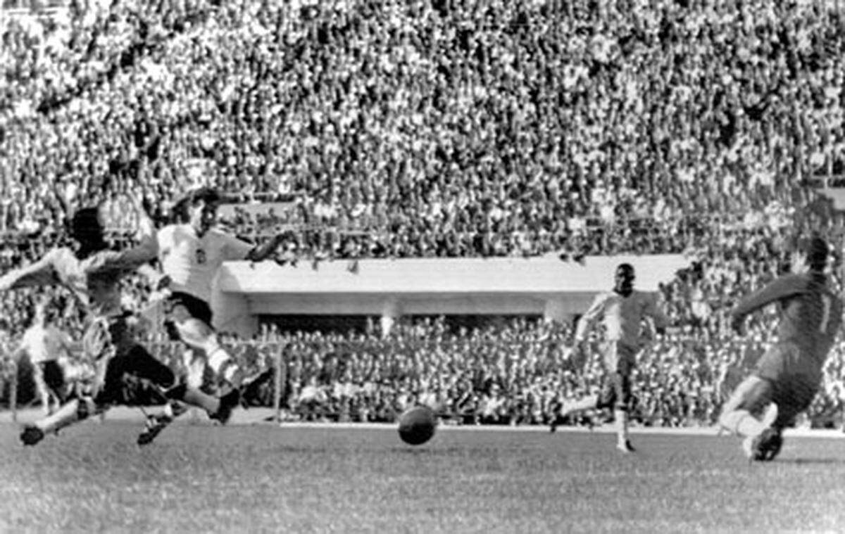 Mit einem 3:0 gegen Österreich begannen für Brasilien 13 Spiele ohne Niederlage (11 Siege, 2 Remis): 1958 und 1962 holten die Südamerikaner den Titel, 1966 gab es dafür in der Vorrunde zwei Niederlagen (gegen Ungarn und Portugal) und das Aus in der ersten Turnierphase.  Im Bild: Brasilien im Finale gegen die ČSSR 1962