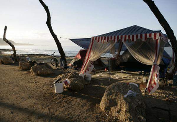 Auf Hawaii wurden die Küstengebiete evakuiert. Dieses Obdachlosen-Camp steht jetzt vollkommen leer und ist den Gezeiten schutzlos ausgeliefert.