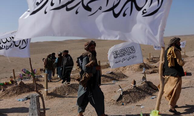 Archivbild. Taliban-Soldaten auf einem Friedhof der Opfer des jüngsten Erdbebens im Bezirk Zinda Jan in Herat, Afghanistan, am 10. Oktober 2023.