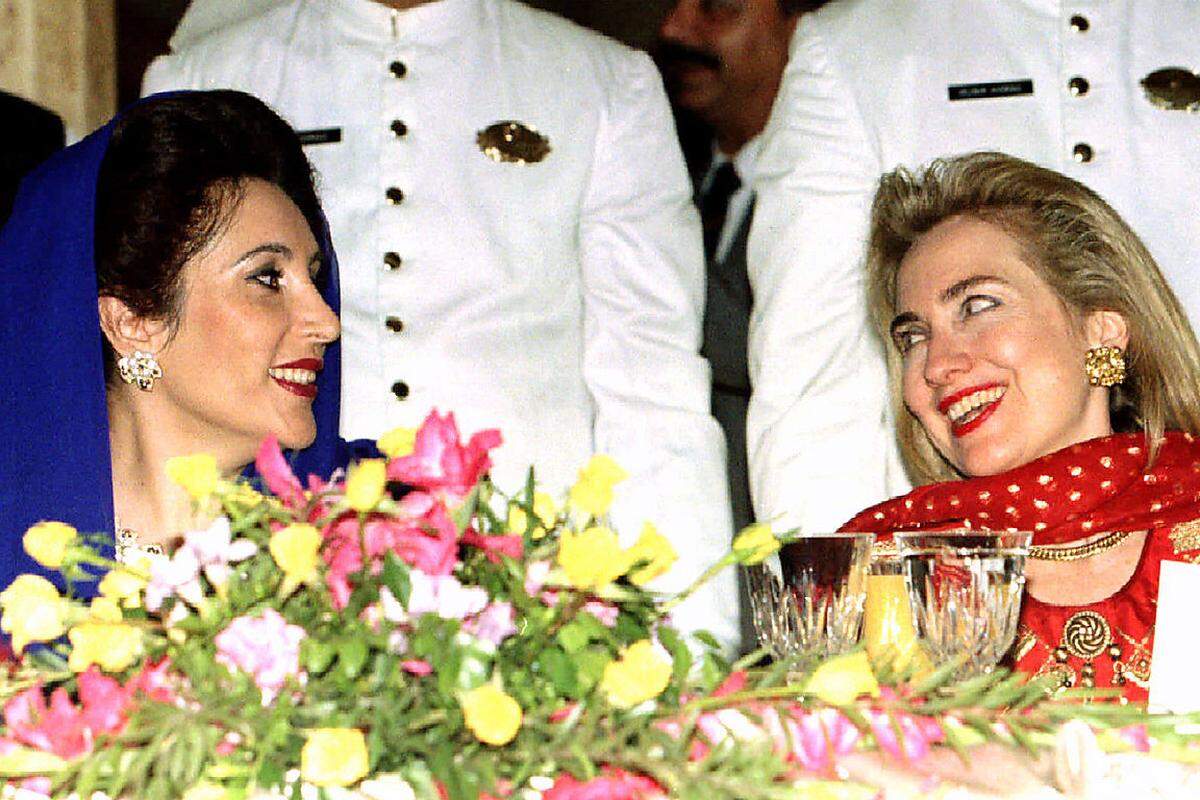 Benazir Bhutto war in vieler Hinsicht die Erste: In Oxford, wo die Pakistanerin Politische Wissenschaften und Geschichte studierte, wurde sie zur ersten ausländischen Präsidentin des Studentenverbandes sowie zur Vorsitzenden des renommierten Debattierclubs gewählt. Doch bevor die 35-Jährige im Dezember 1988 zur ersten Regierungschefin eines islamischen Landes ernannt wurde, lag ein steiniger Weg vor der Tochter des ehemaligen Staatspräsidenten und Regierungschefs Zulfikar Ali Khan Bhutto, der dem Land eine demokratische Verfassung gegeben hatte. Kurz vor seiner Hinrichtung 1979 bat ihr Vater sie, sein politisches Erbe anzutreten. Bhutto stand von 1988 bis 1990 und von 1993 und 1996 an der Spitze Pakistans. Ihr Kampf nach oben war mit mehreren Hausarresten, einem jahrelangen Leben im Exil und Vorwürfen wegen Korruption, Vetternwirtschaft und Inkompetenz verbunden. Der Widerstand gegen die englischsprechende Schönheit und Vorsitzende der Pakistanischen Volkspartei (PPP) in dem streng konservativen Land war groß. Auch ihr drittes politisches Comeback stand unter einem schlechten Stern. Am 27. Dezember 2007 setzte ein Selbstmordattentäter der Terrororganisation Al-Qaida der "aufgehenden Sonne", wie sie von ihren Anhängern genannt wurde, dem Leben der 54-Jährigen ein jehes Ende.