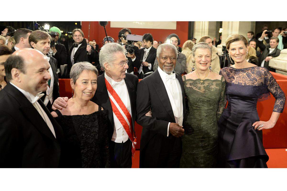 Etwa eine Stunde später dieses Gruppenbild: Operndirektor Dominique Meyer, First Lady Margit Fischer, Bundespräsident Heinz Fischer, der ehemalige UN-Generalsekretär Kofi Annan, seine Ehefrau Nane Lagergren und Opernballorganisatorin Desiree Treichl-Stürgkh.