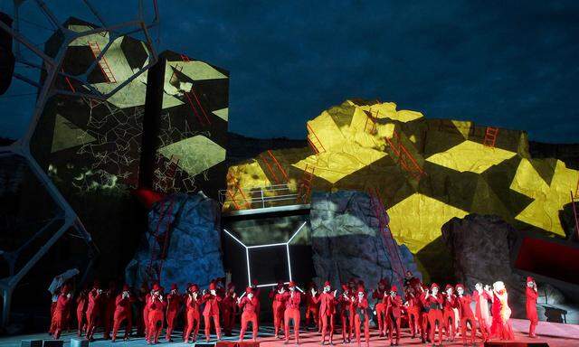 Jahrmarktstimmung: Die Inszenierung von Verdis „Rigoletto“ in St. Margarethen litt an der Überfülle an Effekten.