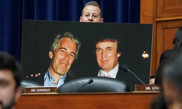 Die Freundschaft zwischen Jeffrey Epstein und Donald Trump, hier illustriert von einem demokratischen Abgeordneten im US-Repräsentantenhaus.