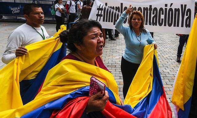 Menschen in Bogota demonstrieren für eine sofortige Umsetzung des Friedensvertrages zwischen kolumbianischer Regierung und der Farc.
