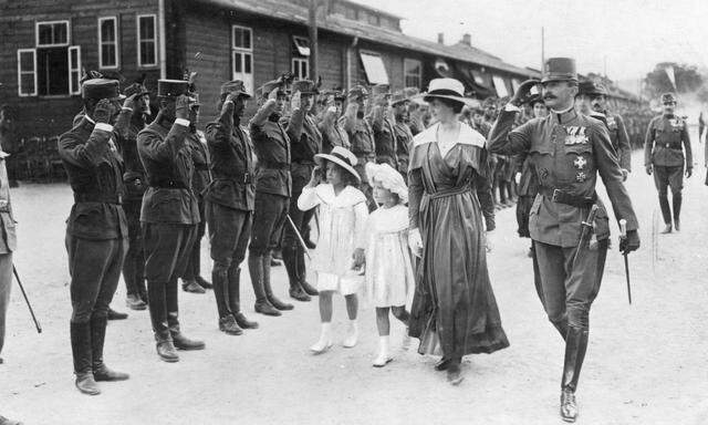 Kaiser Karl (hier mit Ehefrau und Kindern beim Truppenbesuch 1918): Vom Thron gestoßen ohne formelle Abdankung. 
