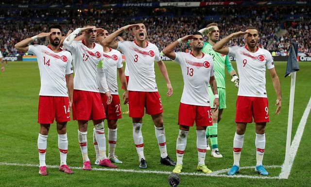 In einer Reihe stehend salutierten die türkischen Nationalspieler vor ihrem großen Publikum.