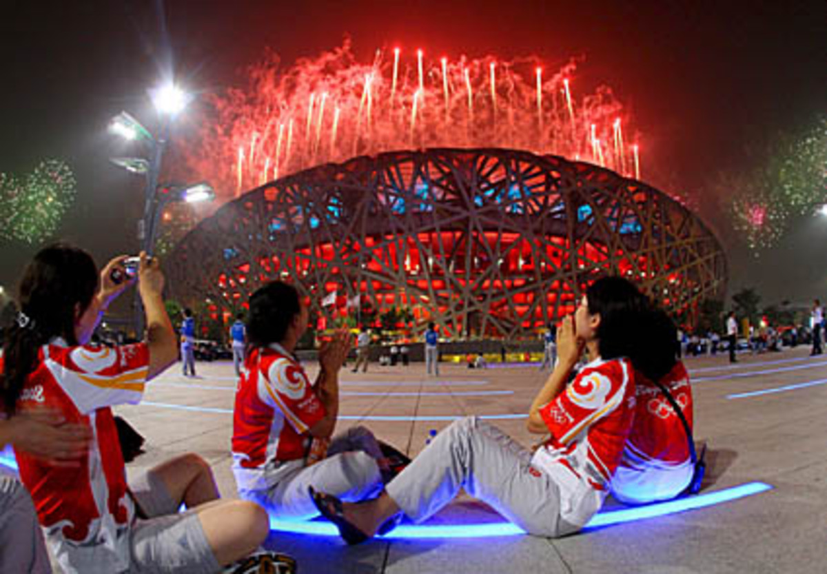 Auch vor dem Stadion genossen einige die beiden riesigen Feuerwerke.