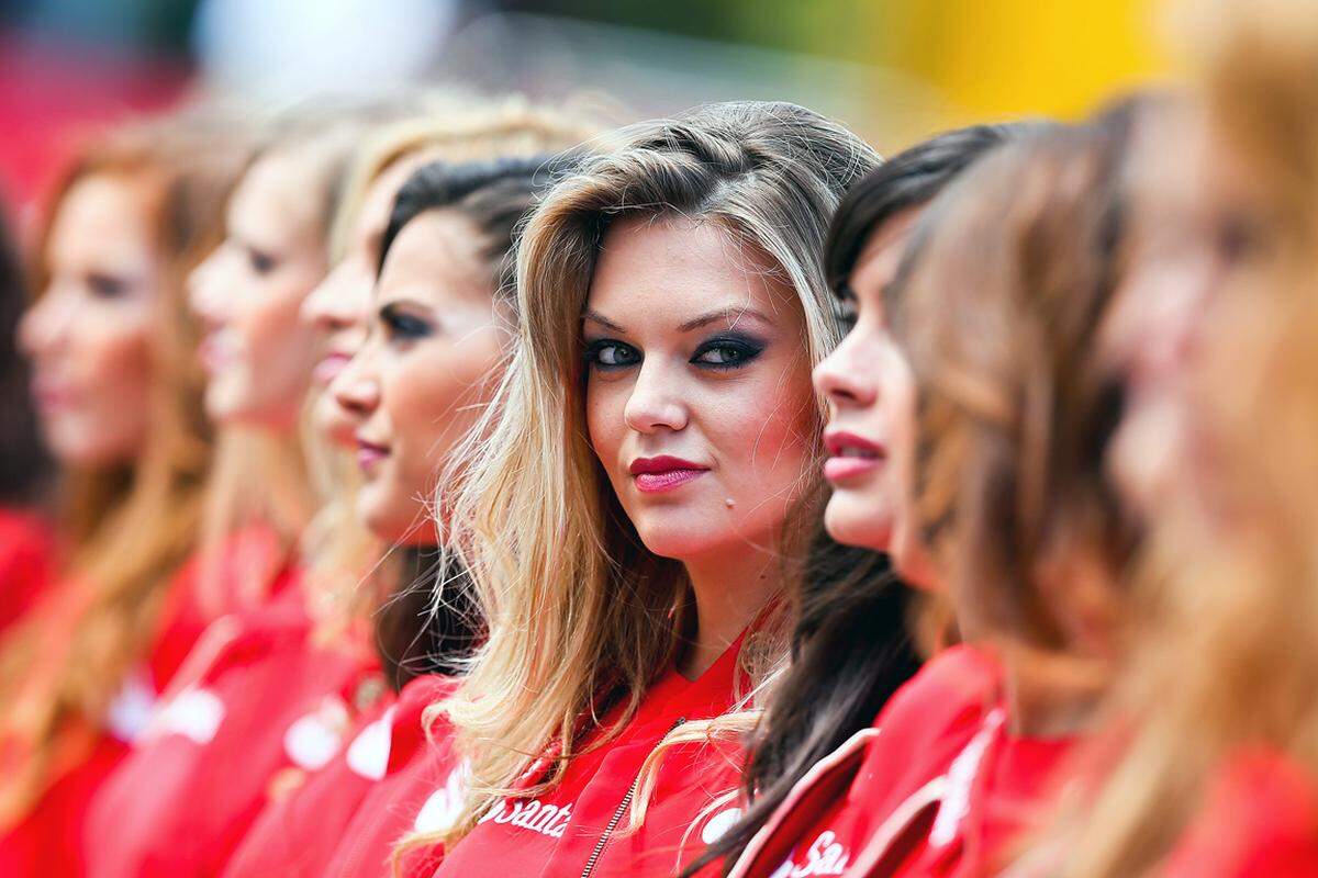 Bei den spanischen Fans Ferrari-Pilot Fernando Alonso geschuldet, bei den bezaubernden Damen wohl eher Hauptsponsor Santander.