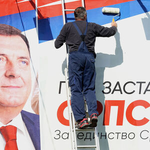 Plakat von Milorad Dodik (aufgenommen 2018)