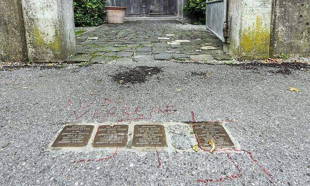 Archivbild: Beschmierte Stolpersteine in Hohenems 