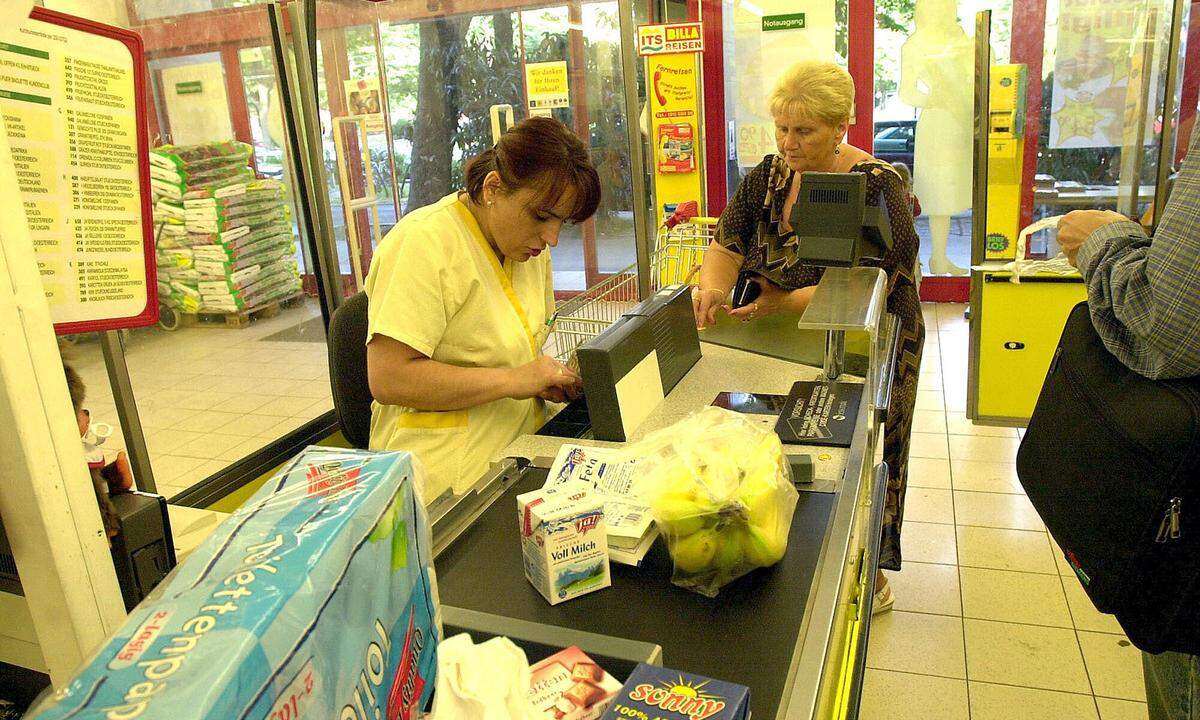 An der Supermarktkassa gab es früher gleich ein Sackerl gratis dazu. Doch dieser "Komfort" ist heute Geschichte. Der Plastikmüll wächst uns über die Ohren. Noch immer gibt es die Sackerl, doch meist gegen eine kleine Gebühr. Auch Papiertragtaschen haben sich etabliert, sowie Kunststoffe aus abbaubaren Rohstoffen.