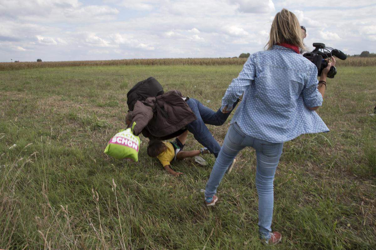 Und dann gab es die Geschichte jener ungarischen Kamerafrau, die weltweit Zorn auf sich zog. Auf Aufnahmen ist zu sehen, wie die Frau mit einer Kamera auf der Schulter einem Mann mit einem kleinen Kind auf dem Arm ein Bein stellt und zu Fall bringt. In einem weiteren Video tritt sie ein rennendes Kind. Die Vorfälle ereigneten sich nahe der Grenze zu Serbien, als Flüchtlinge eine Polizeilinie durchbrachen.