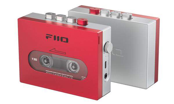 Der Fiio CP13 erinnert optisch an die Walkmen der ersten Generation und ist nun in den vier Farbvarianten, Rot/Silber, Weiß/Schwarz, Hellblau/Weiß und Metallic verfügbar. 