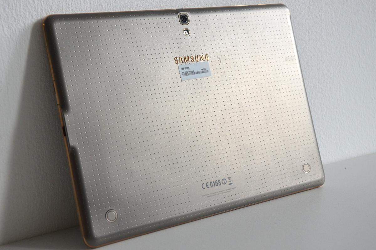 Mit dem Galaxy Tab S setzt Samsung seiner mittlerweile rund 40 Geräte starken Tablet-Flotte nun endlich ein eindeutiges Flaggschiff voran. Das Galaxy Tab S ist eine Riesen-Version des führenden Samsung-Smartphones Galaxy S5. Die Beziehung zwischen den beiden erinnert wahrscheinlich nicht versehentlich an iPhone und iPad – aber sie ist wesentlich intensiver. Mit diesem Vorteil hat sich Samsung allerdings auch den größten Nachteil der iPad-Welt zu eigen gemacht: Mit Geräten anderer Hersteller versteht sich das Tab S eben nicht ganz so gut wie mit Samsung.