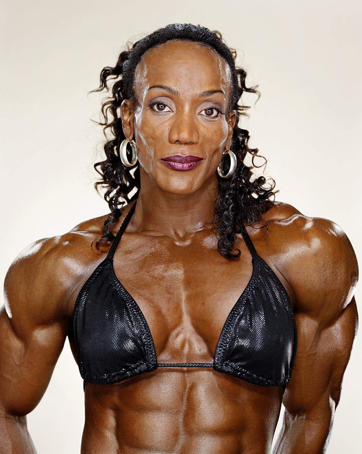 Vor ihrer Karriere als Bodybuilderin war Lenda Murray Cheerleaderin. Seit 2004 nimmt sie an keinen Wettbewerben mehr teil.
