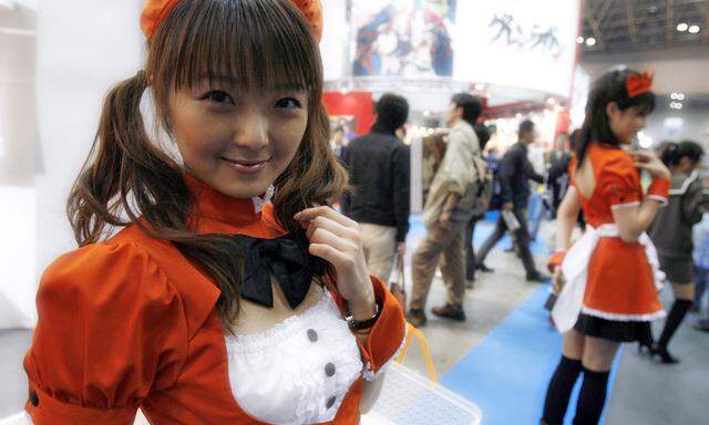 In Japans Cosplay-Restaurants arbeiten Kellnerinnen im Dienstmädchenlook