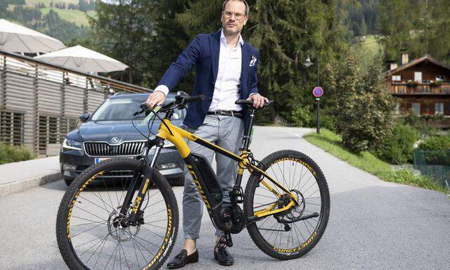 Die E-Bikes im Bergdorf als Zukunftsboten einer anderen Mobilität: Stephan A. Jansen in Alpbach. 