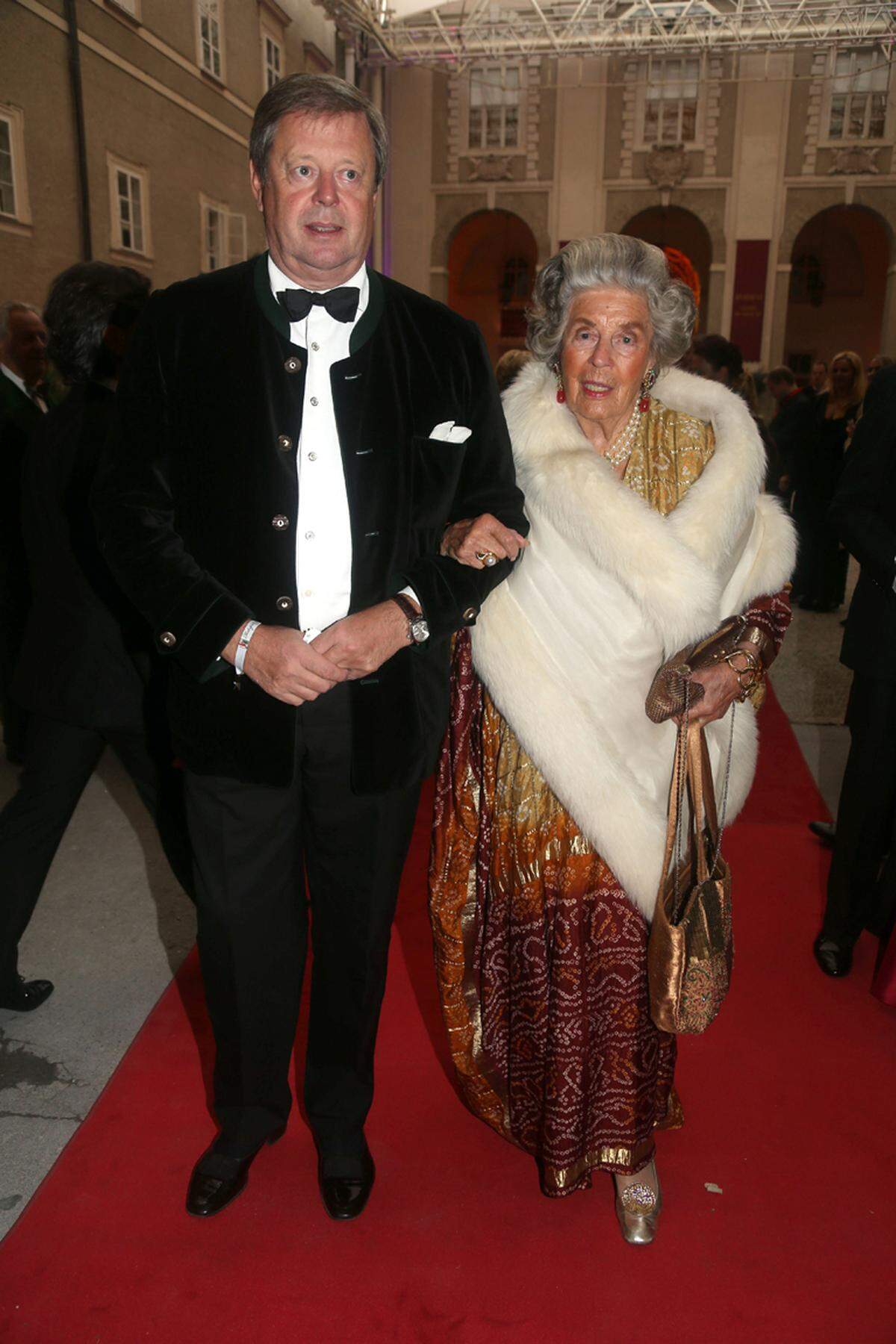 In einem goldenen Kleid und mit opulenter Stola erschien Fürstin Manni Sayn-Wittgenstein-Sayn mit Sohn Peter.