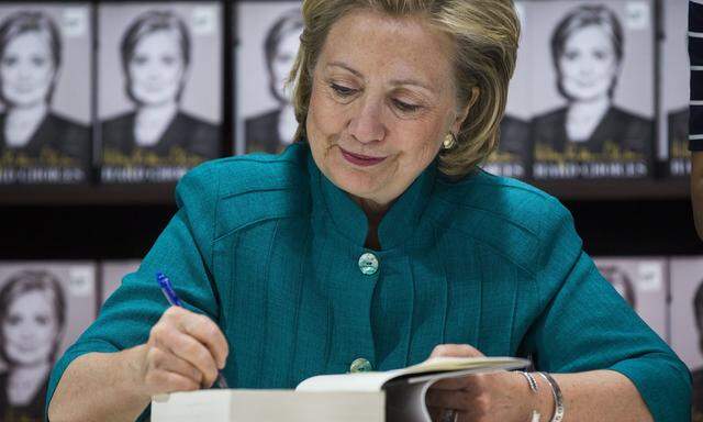 Nach ihren Memoiren, „What Happened“, schreibt Hillary Clinton nun an einem Politthriller: und zwar gemeinsam mit ihrer Freundin Louise Penny, Kanadas bekanntester Krimiautorin. „The State of Terror“ soll im Oktober auf Englisch erscheinen.