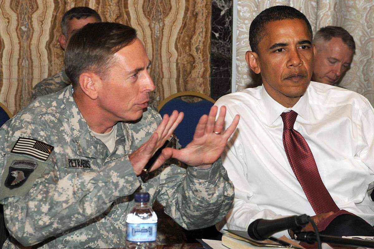Petraeus war nicht zuletzt für die Drohnenangriffe in Pakistan und im Jemen mit verantwortlich. Auch war der General dabei, als US-Präsident Barack Obama im Mai 2011 im engsten Kreis der Vertrauten den Einsatz von Spezialtruppen verfolgte, die den Chef des Terrornetzwerkes al-Qaida, Osama bin Laden, töteten.