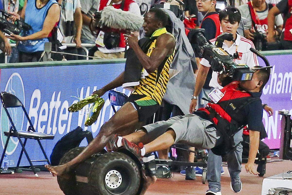 Usain Bolt war auchheuer bei den Leichtathletik-Weltmeisterschaften in Peking der Star. Nur nach dem Sieg über die 200 Meter ließ er sich von einem Kameramann auf einem Segway-Gefährt etwas aus der Bahn bringen.