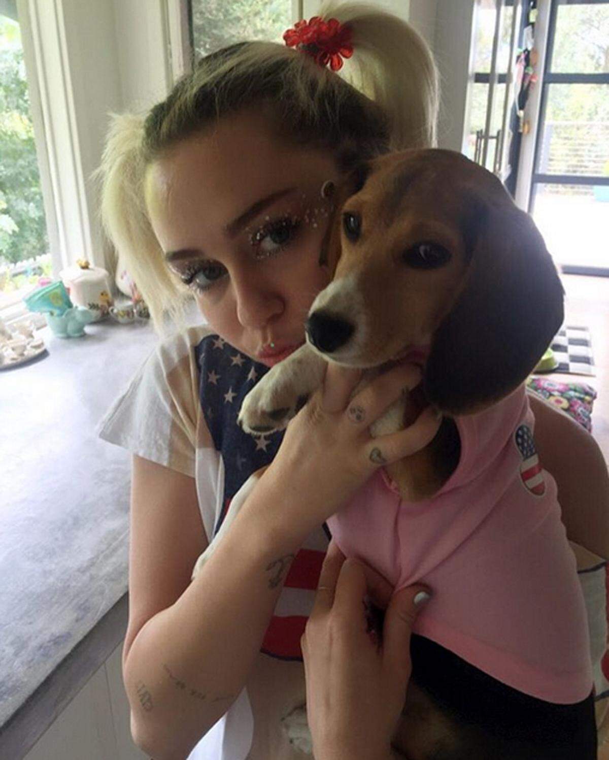 Miley Cyrus wünschte mit Hündchen Barbie ihren Fans einen schönen 4. Juli.