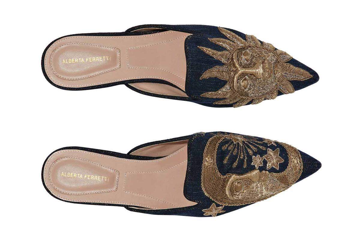 Mules sind ebenfalls ein Dauerbrenner der Schuhmode. Hier ist das Motto ganz klar "Mehr ist mehr". Aufwendige Verzierungen bietet etwa das Modell von Alberta Ferretti.