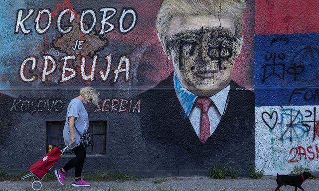 "Kosovo ist Serbien" steht neben diesem Bild von Trump in Belgrad.