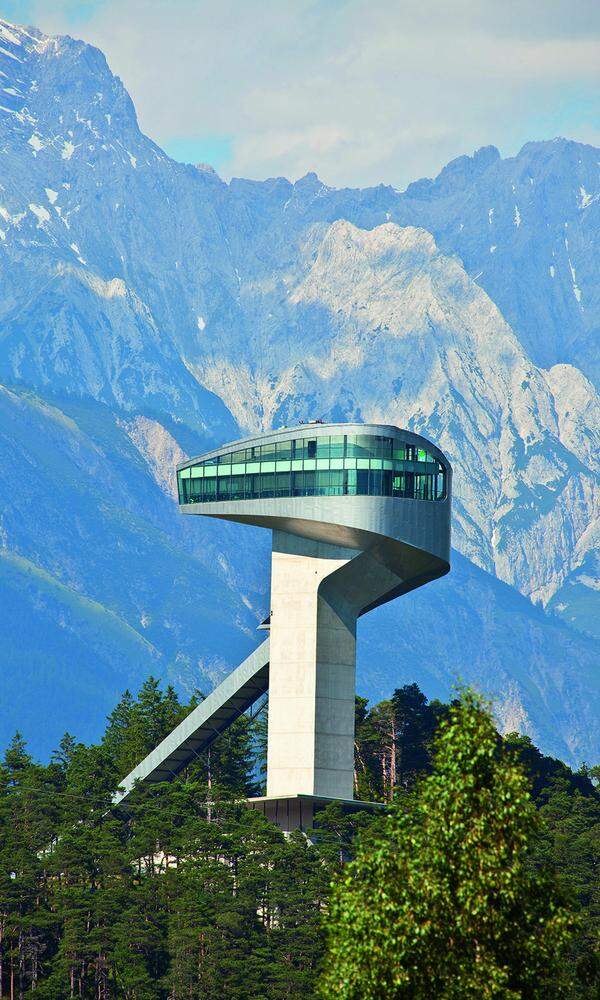 Skulptur. 2003 entwarf Zaha Hadid die neue Bergiselschanze in Innsbruck.