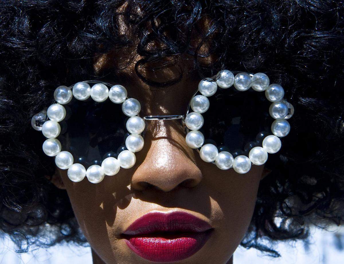 Eines der Lieblingsaccessoires der Fashionistas: Sonnenbrillen. Hier wurden sie mit Perlen verziert.