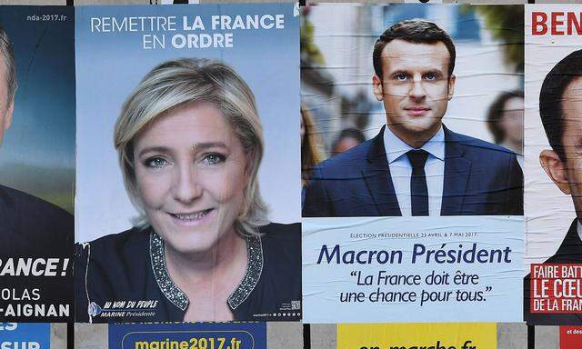 Wahlkampfplakate mit Marine Le Pen Praesidentschaftskantidatin des Front National Emmanuel Macron