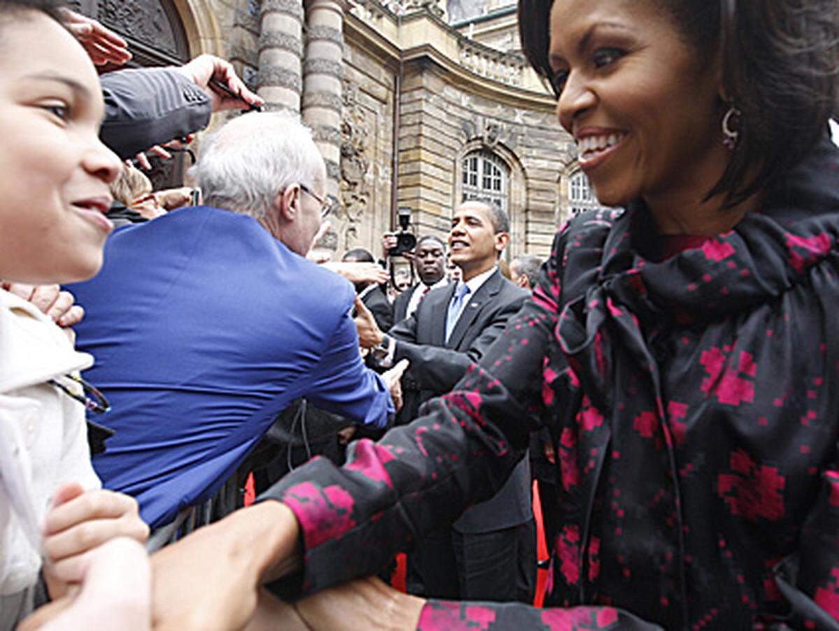 Mit breitem Lächeln ließ er sich dabei von einer Zuschauerin auf die Wange küssen. "Super, unglaublich", jubelte die junge Frau. "Großartig, Euch zu sehen", rief Obama den jubelnden Schaulustigen in der Straßburger Altstadt zu.