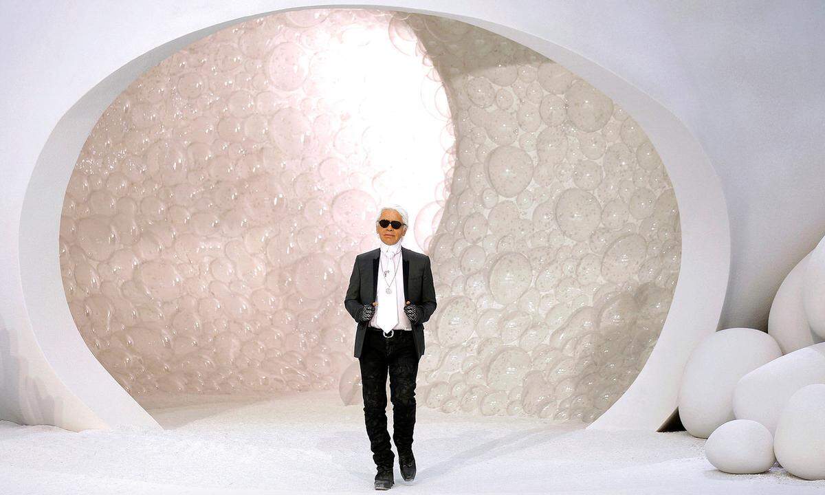 So kannten die Modewelt und auch die breite Öffentlichkeit Karl Lagerfeld: Der Designer, wie er nach einem Defilee den Schlussapplaus entgegennimmt. Im Jänner trat Lagerfeld bei Chanel schon nicht mehr vor seine unzähligen Fans und Freunde. Der Modemacher starb am 19. Februar 2019.