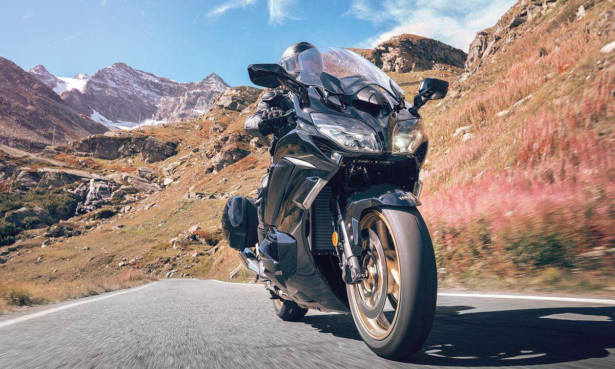 Yamaha. Eines der verdienten Tourenflaggschiffe nimmt Abschied, die FJR 1300 muss ins Ausgedinge. Dafür spendierte Yamaha dem Sportroller T-Max ein Hubraum- und Leistungs-update auf 560 ccm und 48 PS. Ebenfalls zur Überarbeitung geschickt wurde das Zweizylinder-Naked-Bike Tracer 700. Mit unter anderem höherem Windschild gewinnt sie an Langstreckentauglichkeit. Der Dreiradroller Tricity 125 bekommt einen 300er-Bruder mit 28 PS. Er ist auch als Leichtfahrzeug für B-Schein-Inhaber adaptierbar. Vor der Pensionierung steht die Tourenkönigin der Stimmgabelmarke: FJR 1300. 146 PS.