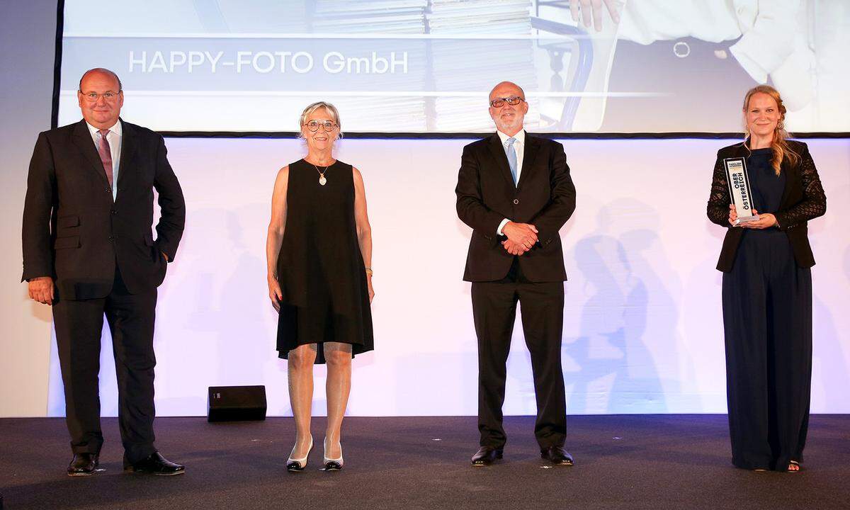 Preisverleihung für das beste Familienunternehmen von Oberösterreich (v.l.): BDO-Partner Andreas Thürridl zeichnet die Happy Foto GmbH und die Eigentümerfamilie Doris, Bernhard und Marlene Kittel aus.