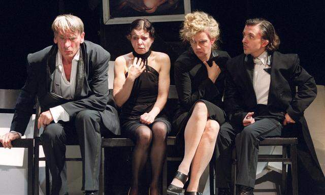 Ursula Höpfner-Tabori (Zweite von links) im Berliner Ensemble auf der Bühne, im Jahr 2022 (Archivbild). 