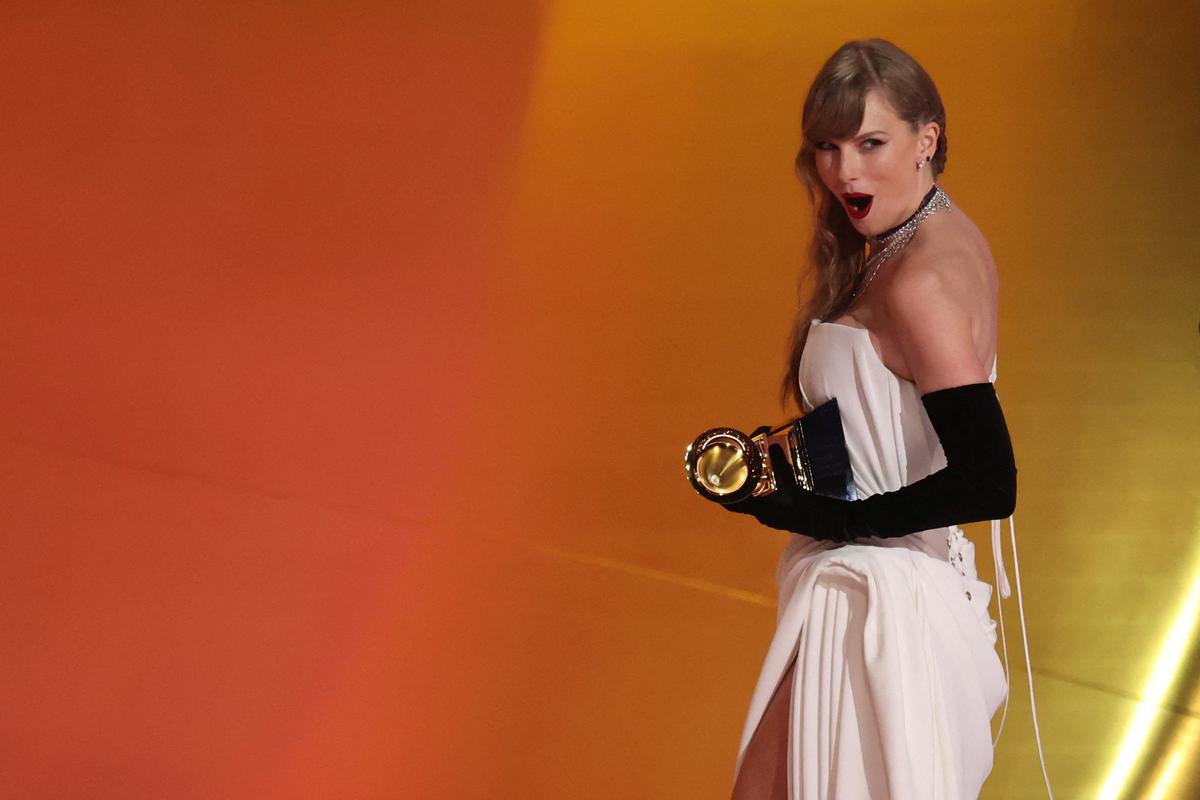 5. Februar. Pop-Superstar Taylor Swift hat den Grammy für das beste Album des Jahres gewonnen und damit Geschichte geschrieben. 