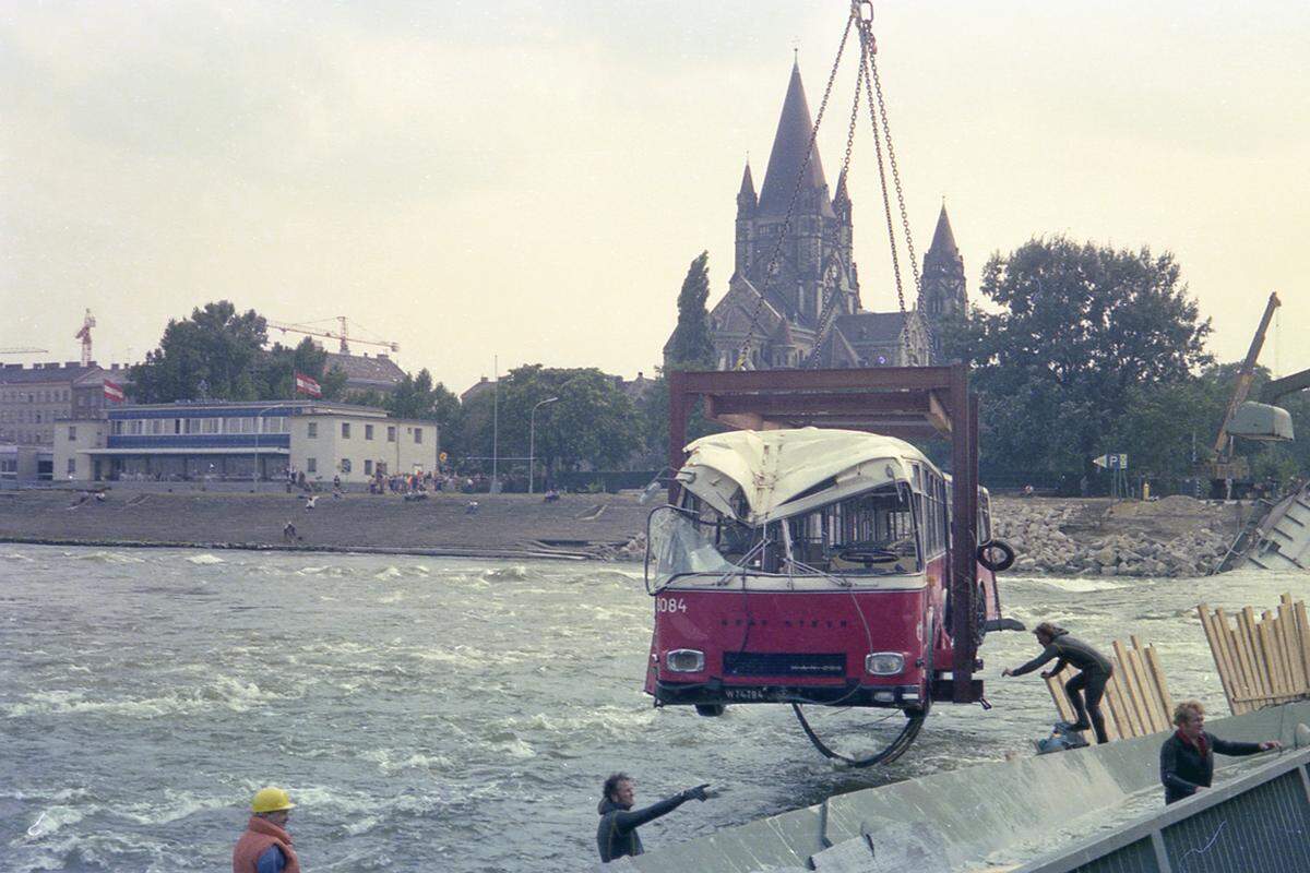 Von Pferdetramways bis zum Linienbus, der beim Einsturz der Reichsbrücke 1976 in die Donau gekracht ist, reicht das auf 7500 Quadratmeter untergebrachte Sortiment.