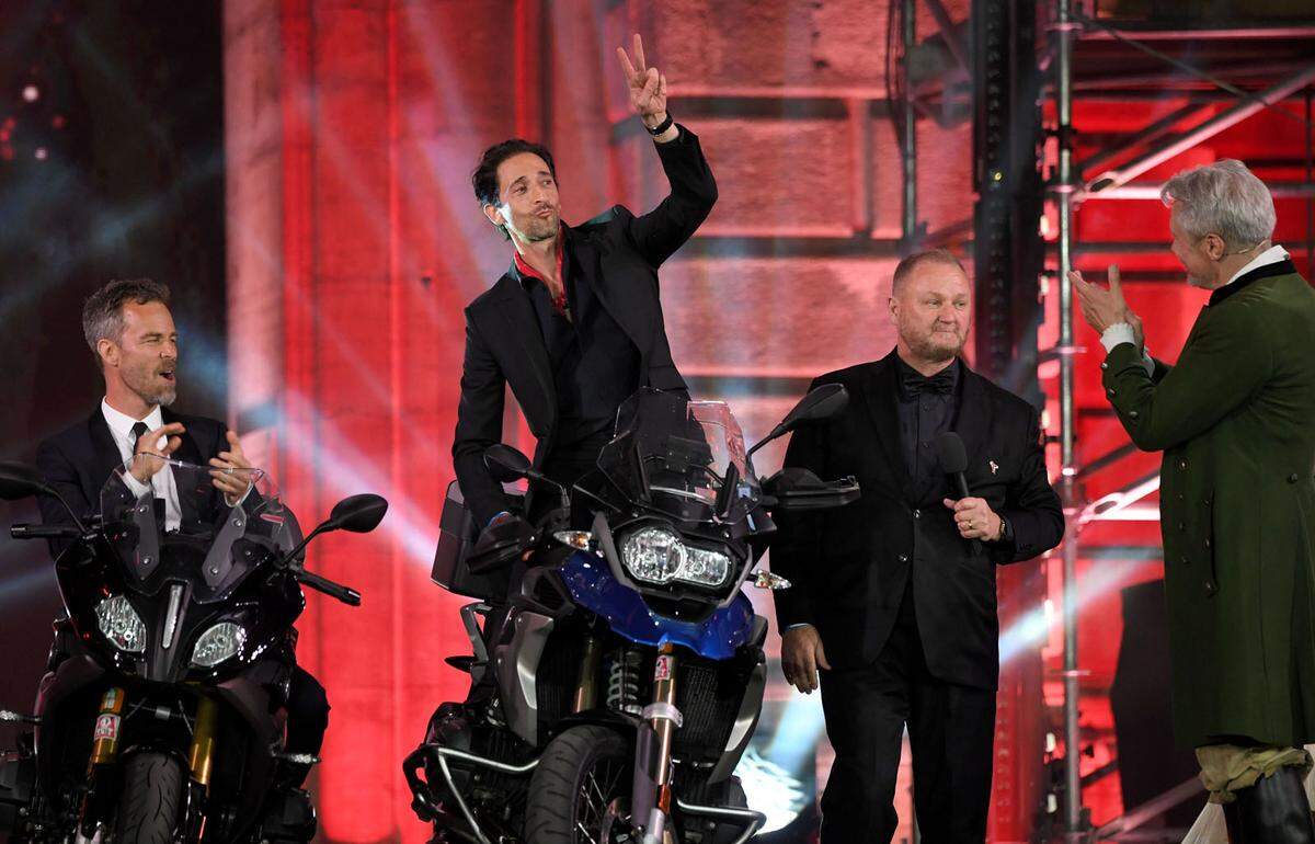 Eine prominente Motorradgang rund um Hollywoodschauspieler Adrien Brody, der fünf Tage "amfAR EpicRide"-Motorrad-Konvoi von Zürich nach Wien unterwegs.
