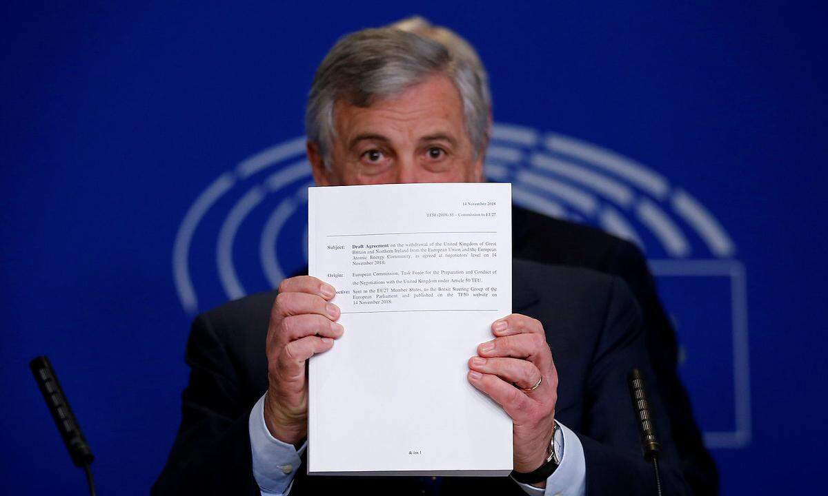 EU-Parlamentspräsident Tajani hält das Übereinkommen über den Brexit in Händen.