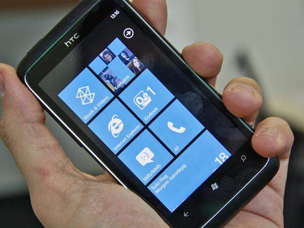 Lange hat es gedauert, jetzt hat Microsoft sein Smartphone-Betriebssystem Windows Phone 7 fertig bekommen. Nur: Ist es wirklich fertig, oder sind die ersten Kunden noch Betatester? DiePresse.com konnte sich mit der fertigen Version des Systems eingehend befassen und führt durch die wichtigsten Punkte der Software. Gleich vorweg: Einige Dinge überraschen - allerdings nicht nur positiv.Dieser Artikel behandelt nur das System, die Unterschiede in der Hardware der einzelnen ab 21. Oktober verfügbaren Geräte werden hier behandelt.
