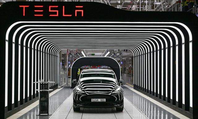 Der US-Elektroautobauer Tesla fährt seine deutsche Produktion am Montag wieder hoch. 