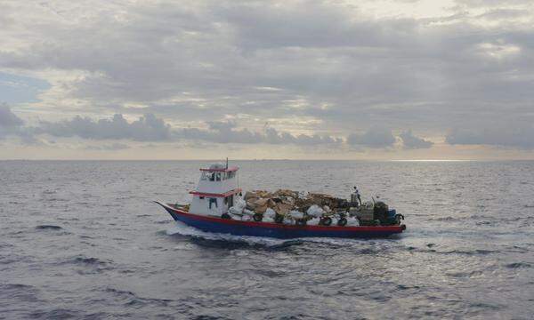 Nicht nur Müll, auch sein Transport sei nicht nachhaltig, sagt Nikolaus Geyrhalter: „Matter Out of Place“ zeigt etwa Abfallfrachter in den Malediven. 