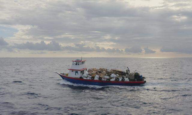 Nicht nur Müll, auch sein Transport sei nicht nachhaltig, sagt Nikolaus Geyrhalter: „Matter Out of Place“ zeigt etwa Abfallfrachter in den Malediven. 