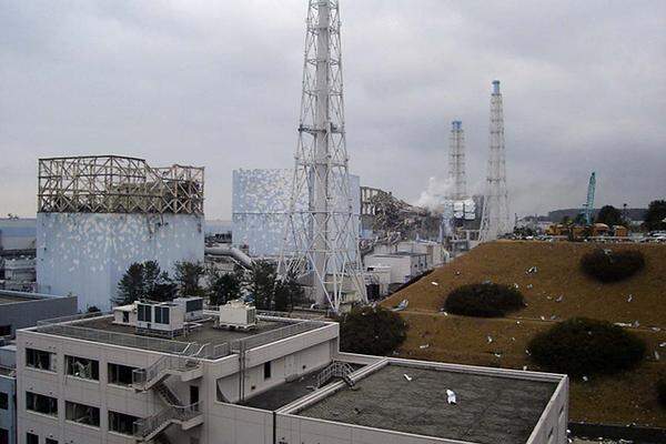 Das Feuer im Reaktor 3 (der dritte von links) hat möglicherweise die wichtige innere Reaktorhülle beschädigt, sagte Regierungssprecher Yukio Edano nach Angaben der Nachrichtenagentur Kyodo. Später bezeichnete er eine solche Beschädigung als unwahrscheinlich.