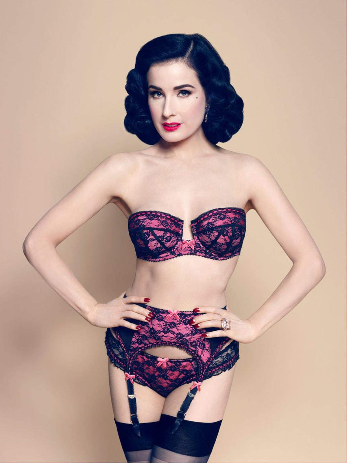 Wenn der Retro-Stil etwa gut gefällt, dann empfiehlt sich die von Dita von Teese designte Unterwäsche.