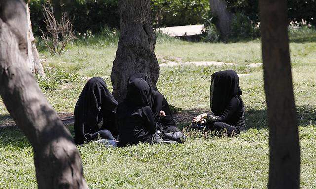 Verschleierte Frauen in einem Park in der nördlichen Provinz Raqqa.