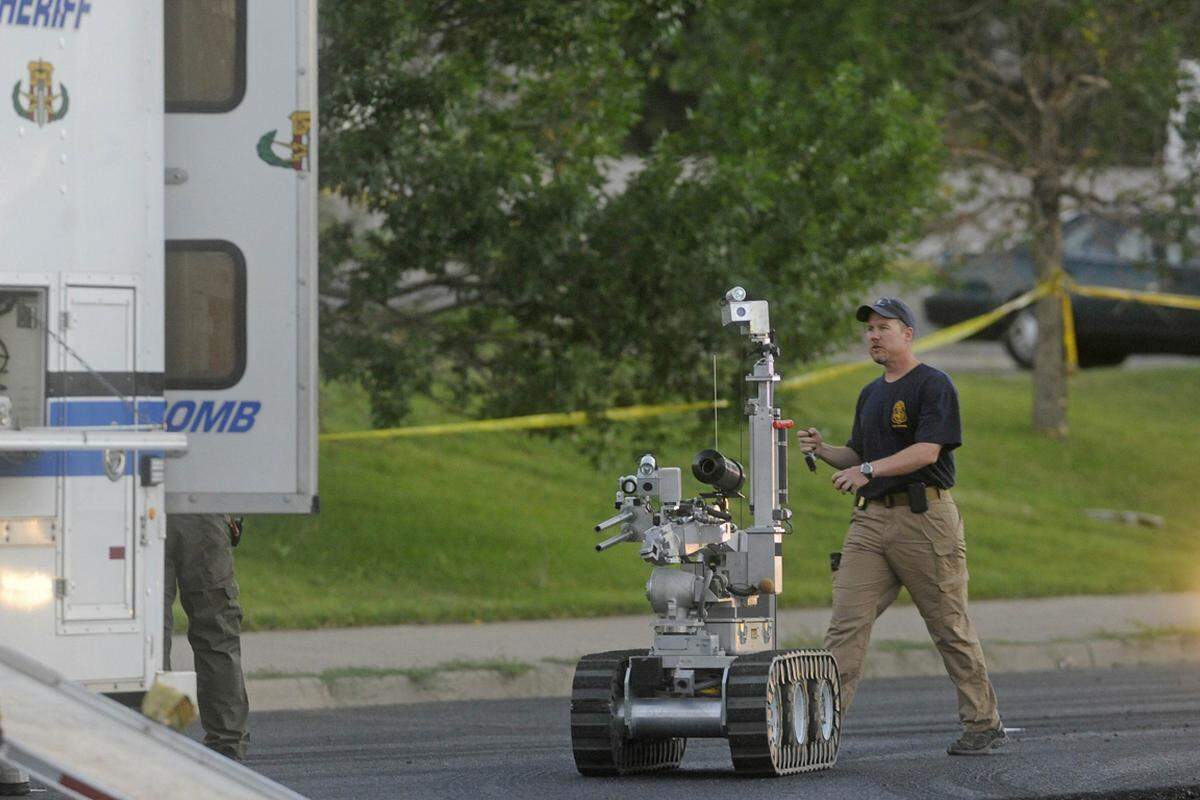 Mittels Roboter wurde ein verdächtiges Fahrzeug auf Sprengstoff untersucht.
