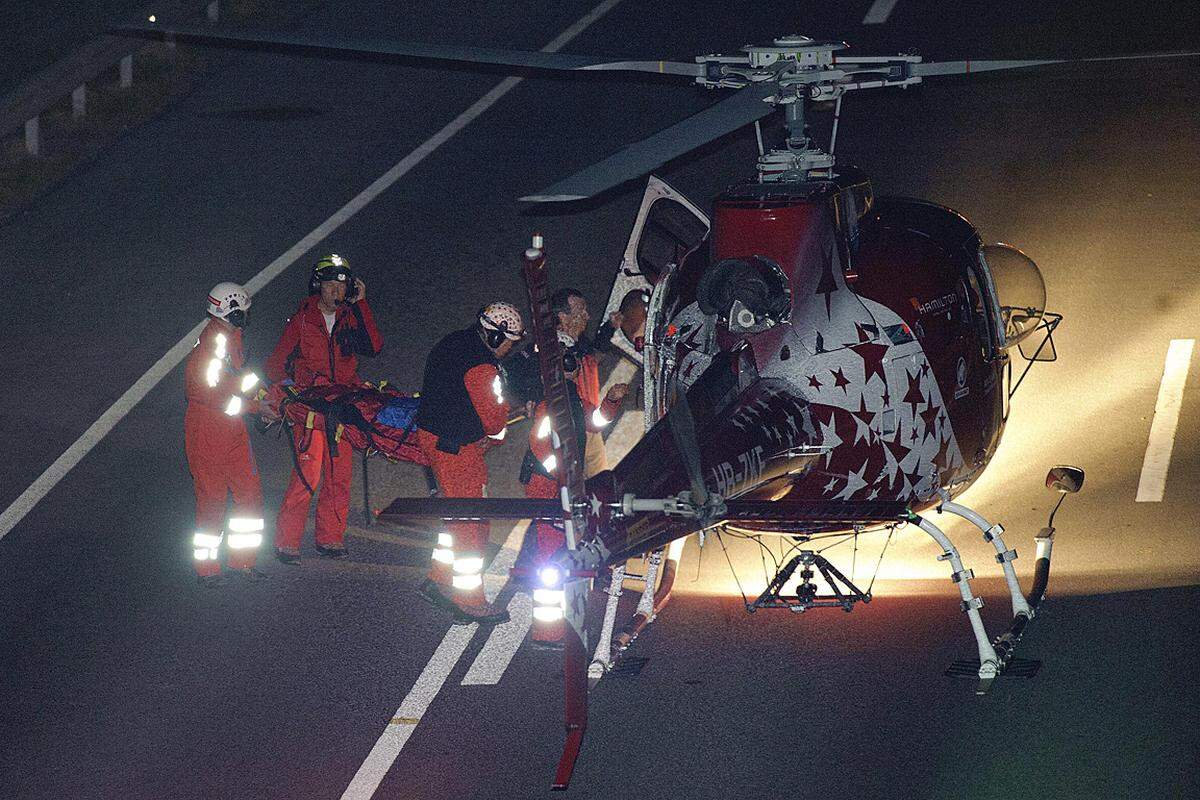 Die Verletzten wurden in vier Spitäler im Wallis transportiert. Zwei Schwerverletzte wurden ins Lausanner Universitätsspital gebracht, eine dritte Person mit schweren Verletzungen ins Berner Inselspital geflogen.