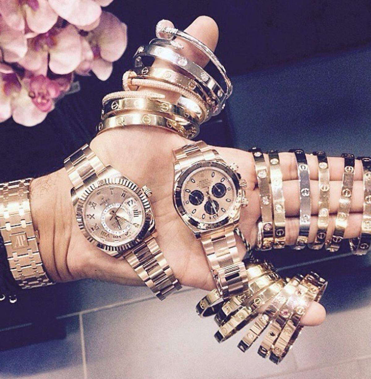 Unzählige Love Bracelets von Cartier und goldene Uhren gehören natürlich zu jeder Ausstattung.